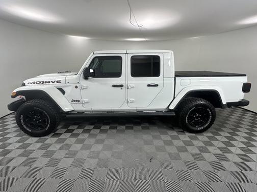 Bright White Clearcoat 2021 Jeep Gladiator Mojave