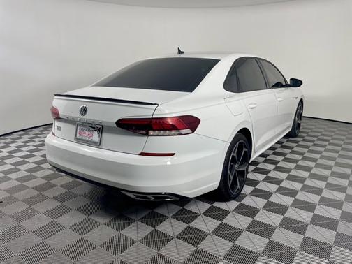 2022 Volkswagen Passat 2.0T R-Line