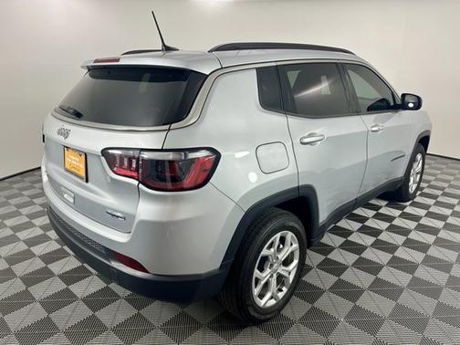 Silver Zynith Metallic Clearcoat 2024 Jeep Compass Latitude