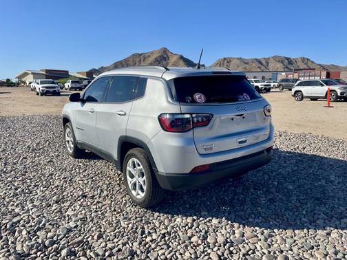 Silver Zynith Metallic Clearcoat 2024 Jeep Compass Latitude