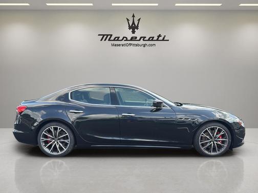 Nero Ribelle Metallic 2023 Maserati Ghibli Modena Q4