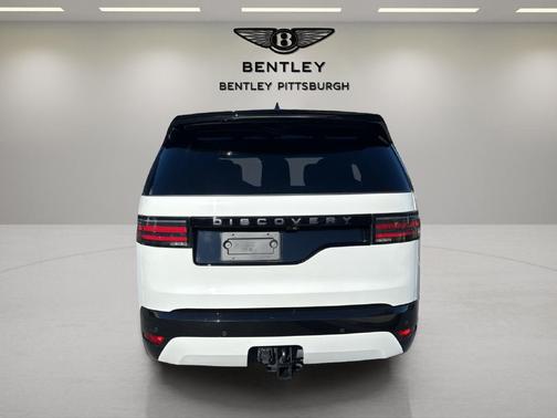 Fuji White 2024 Land Rover Discovery P300 Dynamic SE
