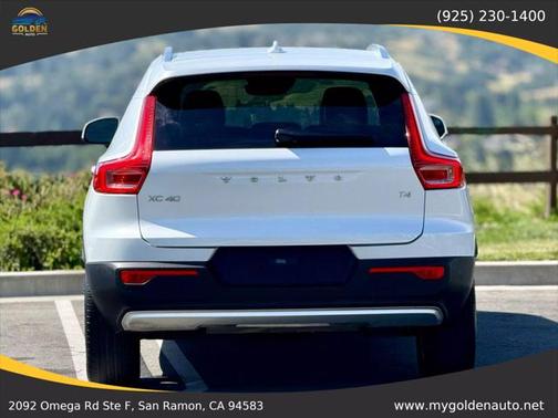 2022 Volvo XC40 T4 Momentum