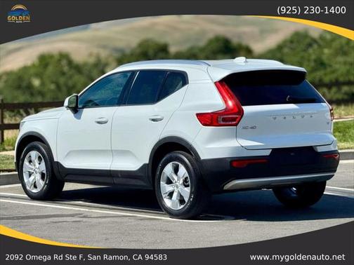 2022 Volvo XC40 T4 Momentum