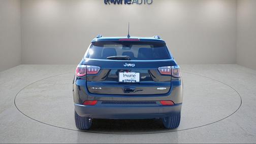Diamond Black Crystal Pearlcoat 2022 Jeep Compass Latitude