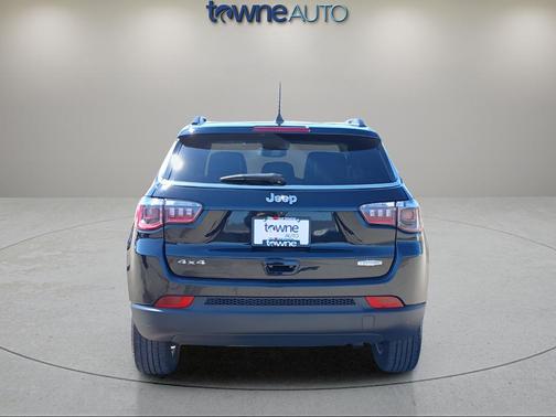 Diamond Black Crystal Pearlcoat 2022 Jeep Compass Latitude