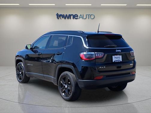 Diamond Black Crystal Pearlcoat 2022 Jeep Compass Latitude