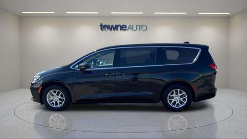 Diamond Black Crystal Pearlcoat 2026 Chrysler Pacifica L