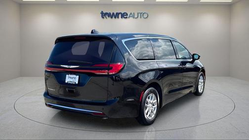Diamond Black Crystal Pearlcoat 2026 Chrysler Pacifica L