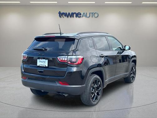 Diamond Black Crystal Pearlcoat 2022 Jeep Compass Latitude