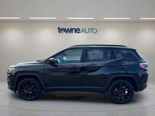 Diamond Black Crystal Pearlcoat 2022 Jeep Compass Latitude