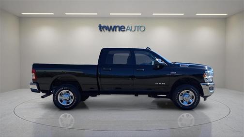 2022 RAM 2500 Tradesman Crew Cab 4x4 6'4' Box