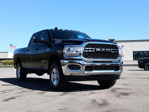 2022 RAM 2500 Tradesman Crew Cab 4x4 6'4' Box