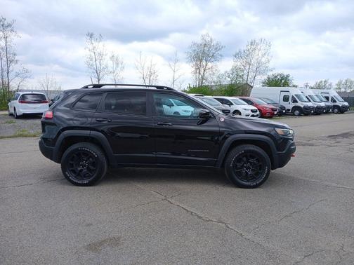 Diamond Black Crystal Pearlcoat 2022 Jeep Cherokee Trailhawk
