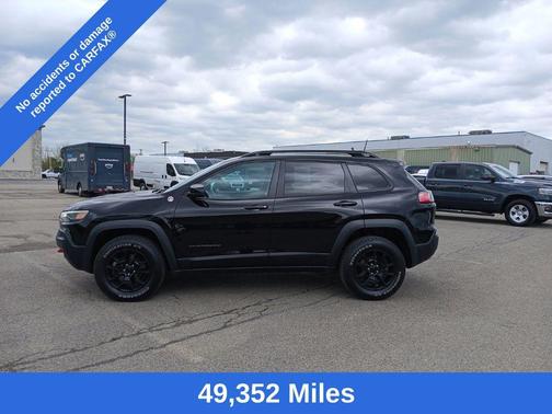 Diamond Black Crystal Pearlcoat 2022 Jeep Cherokee Trailhawk