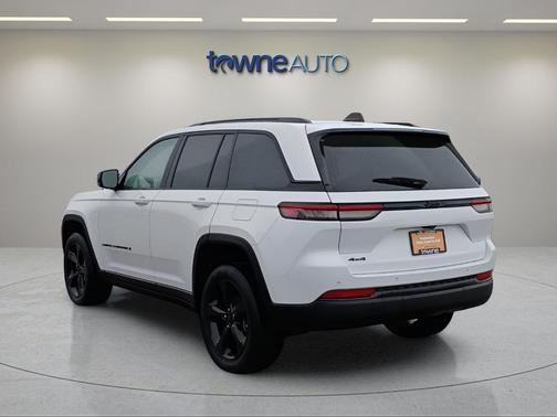 Bright White Clearcoat 2023 Jeep Grand Cherokee Altitude