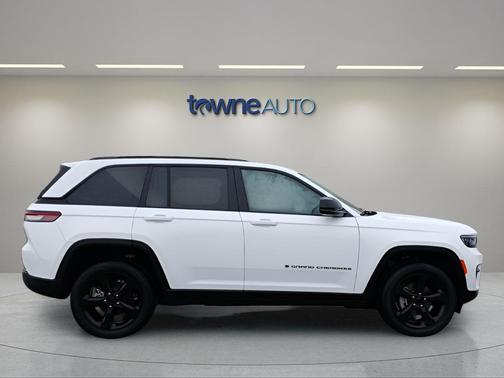 Bright White Clearcoat 2023 Jeep Grand Cherokee Altitude