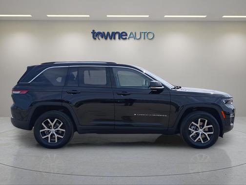 Diamond Black Crystal Pearlcoat 2023 Jeep Grand Cherokee Limited