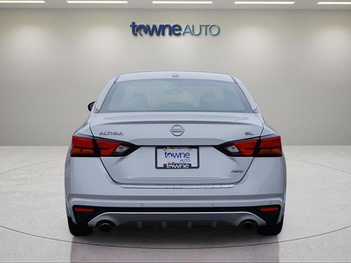 Brilliant Silver Metallic 2023 Nissan Altima 2.5 SL