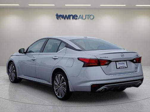 Brilliant Silver Metallic 2023 Nissan Altima 2.5 SL