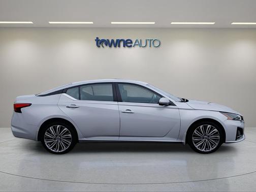 Brilliant Silver Metallic 2023 Nissan Altima 2.5 SL
