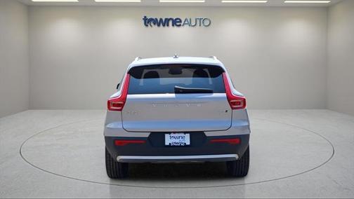 2025 Volvo XC40 B5 Core Bright Theme
