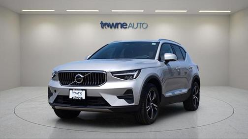 2025 Volvo XC40 B5 Core Bright Theme