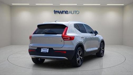 2025 Volvo XC40 B5 Core Bright Theme