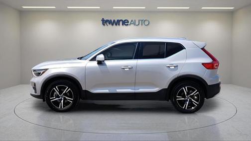 2025 Volvo XC40 B5 Core Bright Theme