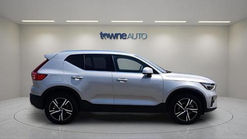 2025 Volvo XC40 B5 Core Bright Theme