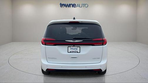 Bright White Clearcoat 2026 Chrysler Pacifica Limited