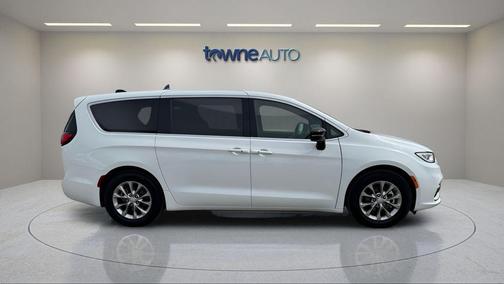 Bright White Clearcoat 2026 Chrysler Pacifica Limited