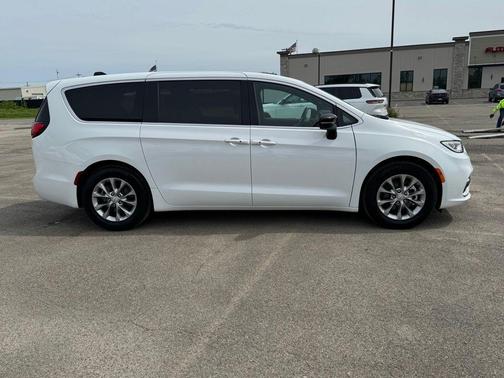 Bright White Clearcoat 2026 Chrysler Pacifica Limited