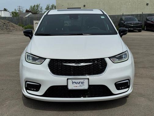 Bright White Clearcoat 2026 Chrysler Pacifica Limited