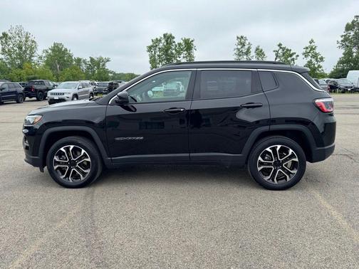Diamond Black Crystal Pearlcoat 2023 Jeep Compass Limited