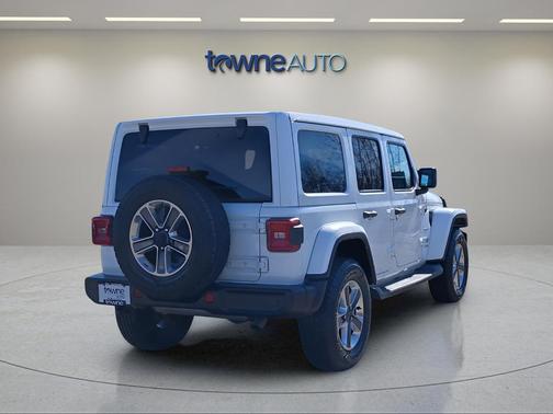 Bright White Clearcoat 2022 Jeep Wrangler Unlimited Sahara