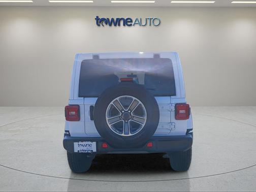 Bright White Clearcoat 2022 Jeep Wrangler Unlimited Sahara