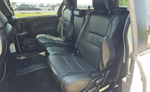 White 2015 Toyota Sienna SE