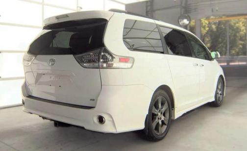 White 2015 Toyota Sienna SE