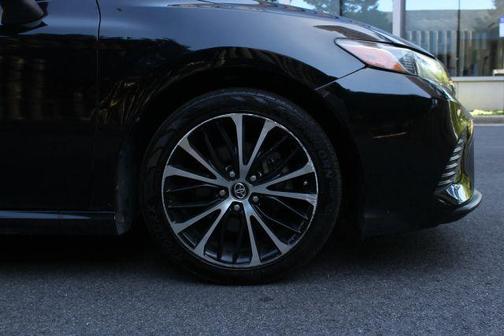 Black 2018 Toyota Camry SE