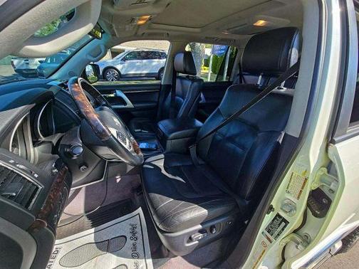 2013 Toyota Land Cruiser V8