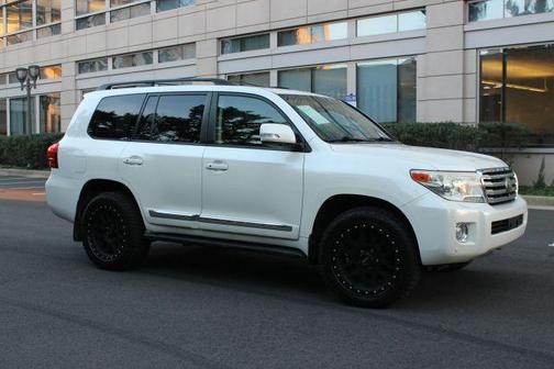 2013 Toyota Land Cruiser V8