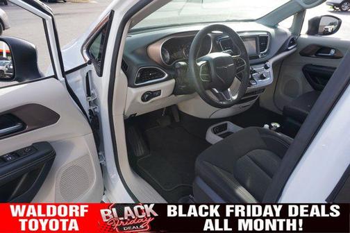 2024 Chrysler Voyager LX