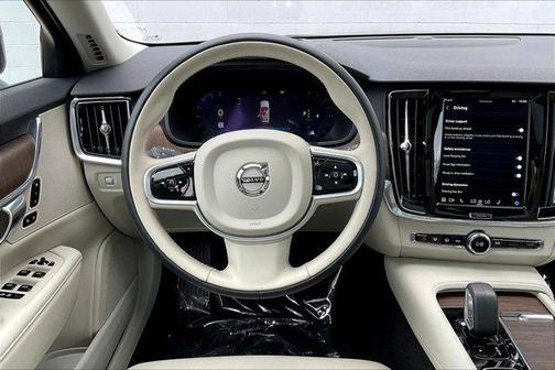 2022 Volvo V90 Cross Country B6