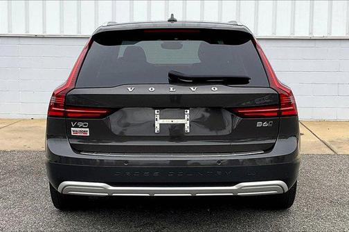 2022 Volvo V90 Cross Country B6
