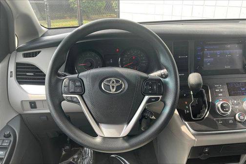 2017 Toyota Sienna LE