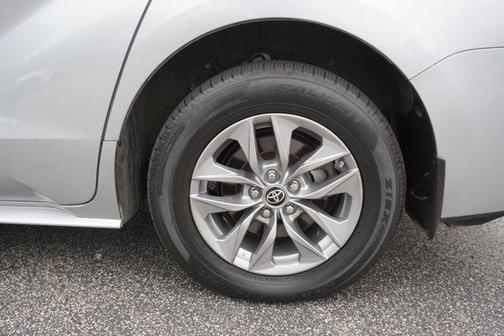 2022 Toyota Sienna LE