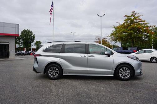 2022 Toyota Sienna LE