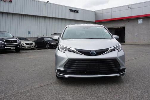2022 Toyota Sienna LE