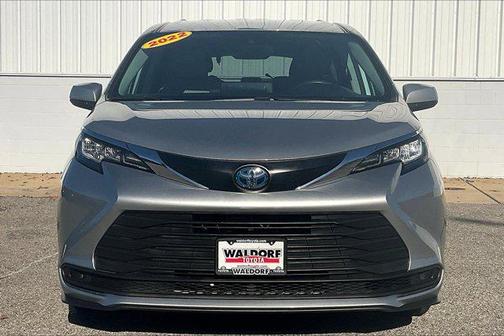 2022 Toyota Sienna LE